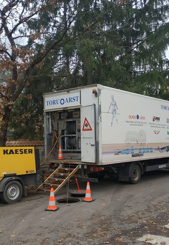 Pöörleva peaga värvikaamera enne torusse laskmist